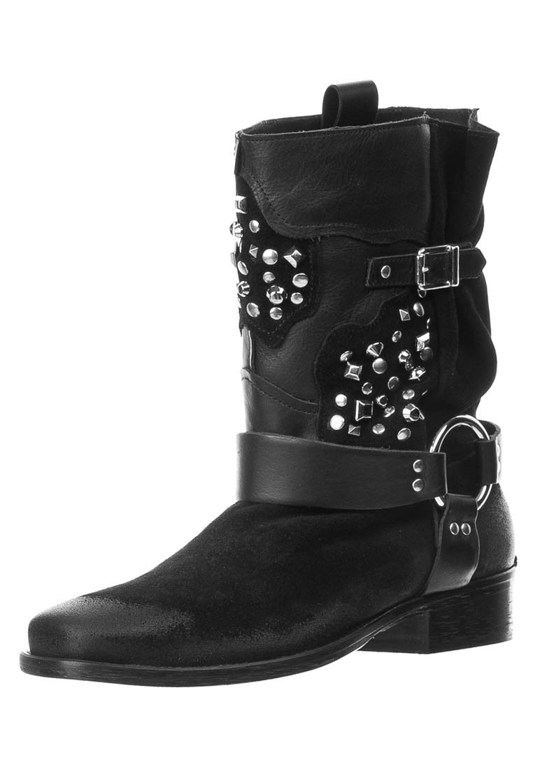 Chaussures tendances hiver 2012-2013 : santiags en cuir avec clous et boucles